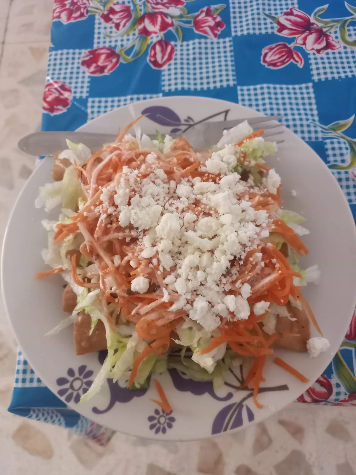 Flautas de pollo crujientes - Antojitos mexicanos en Morelia, Michoacán